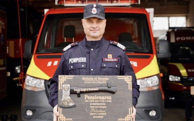 Plutonier adjutant șef Marius Gavrilă, dispecer Ia ISU Sibiu, s-a pensionat după 20 de ani. „N-a fost niciodată doar un loc de muncă. A fost familie”