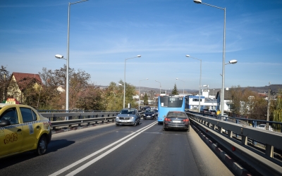Viaductul de pe Calea Șurii Mari are certificat de urbanism pentru lărgirea la trei benzi de circulație. Una ar trebui să fie reversibilă