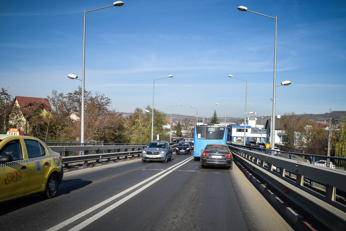 Viaductul de pe Calea Șurii Mari are certificat de urbanism pentru lărgirea la trei benzi de circulație. Una ar trebui să fie reversibilă