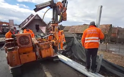 Drumarii refac parapetul distrus de cisterna care s-a răsturnat în curba de la Scoreiu. „Din păcate în această zonă suntem nevoiți să intervenim foarte frecvent”