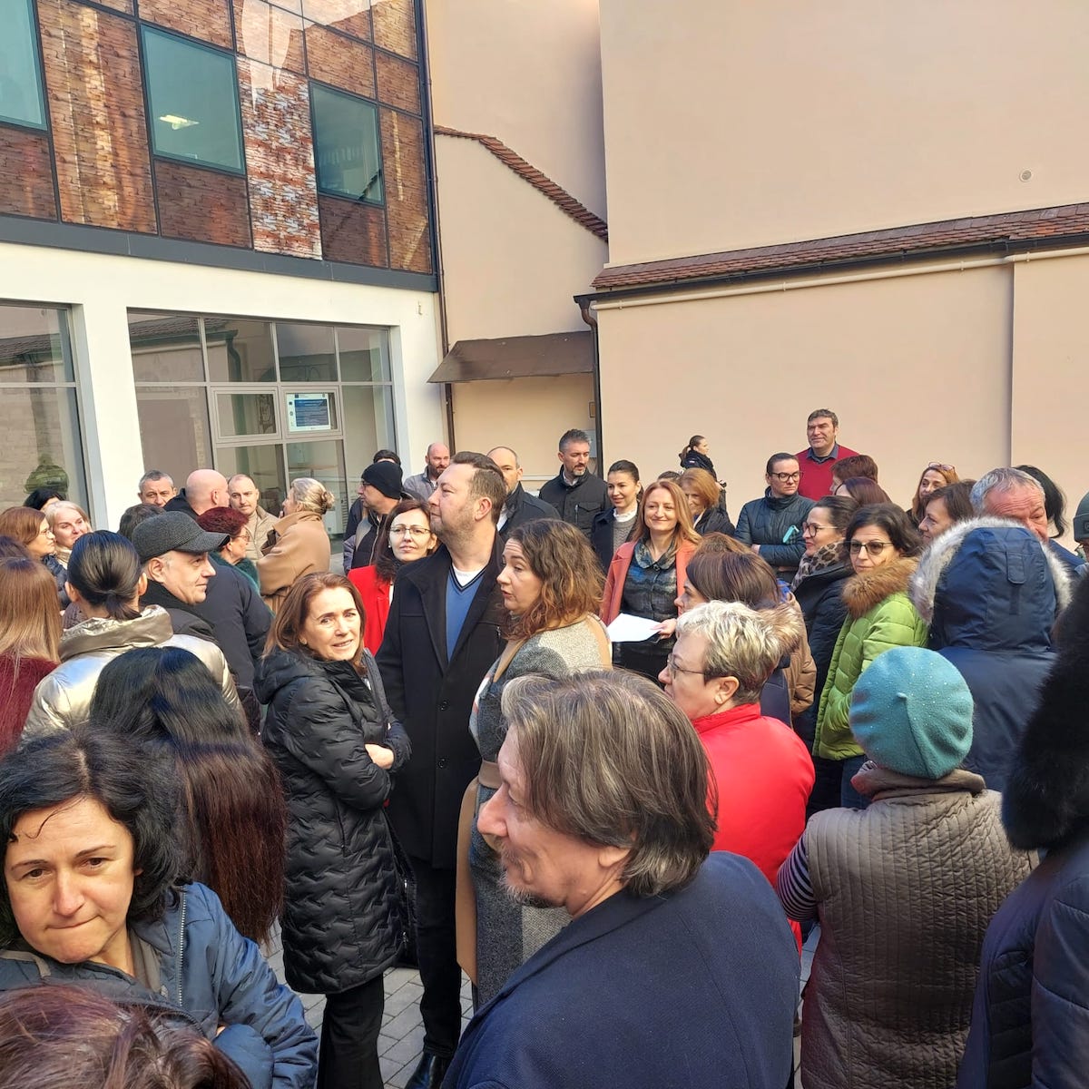 FOTO / VIDEO Peste 150 de angajați ai CJ și Primăriei Sibiu au fost evacuați într-un scenariu al pompierilor: „Nu am luat acte, nu am luat nimic. Am luat doar haina și am ieșit ”