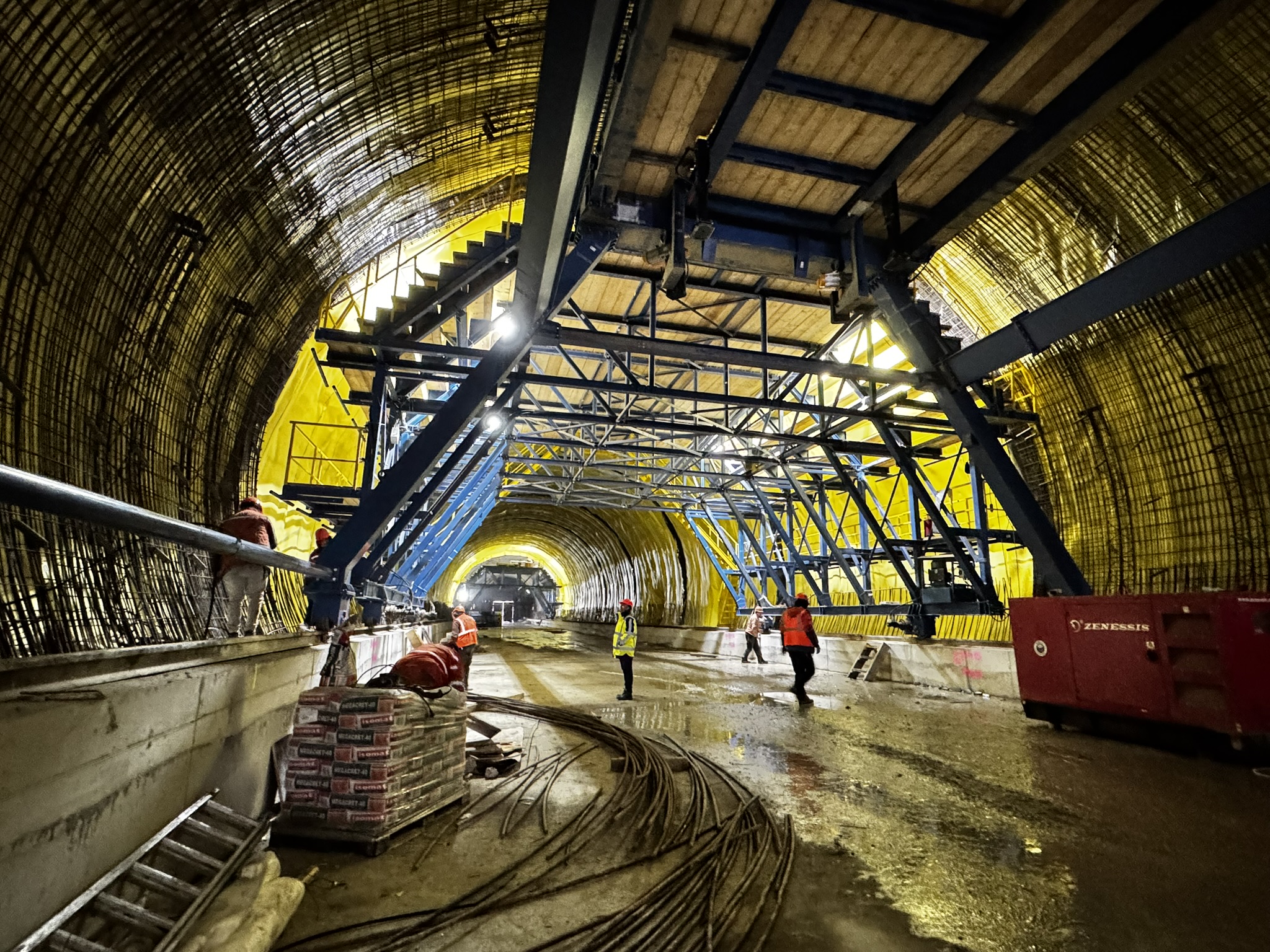 FOTO Pe șantierul Margina – Holdea lucrează 800 de muncitori. Singura lipsă din cei 320 km din autostrada care leagă Sibiul de Ungaria. Ar trebui să fie gata în august