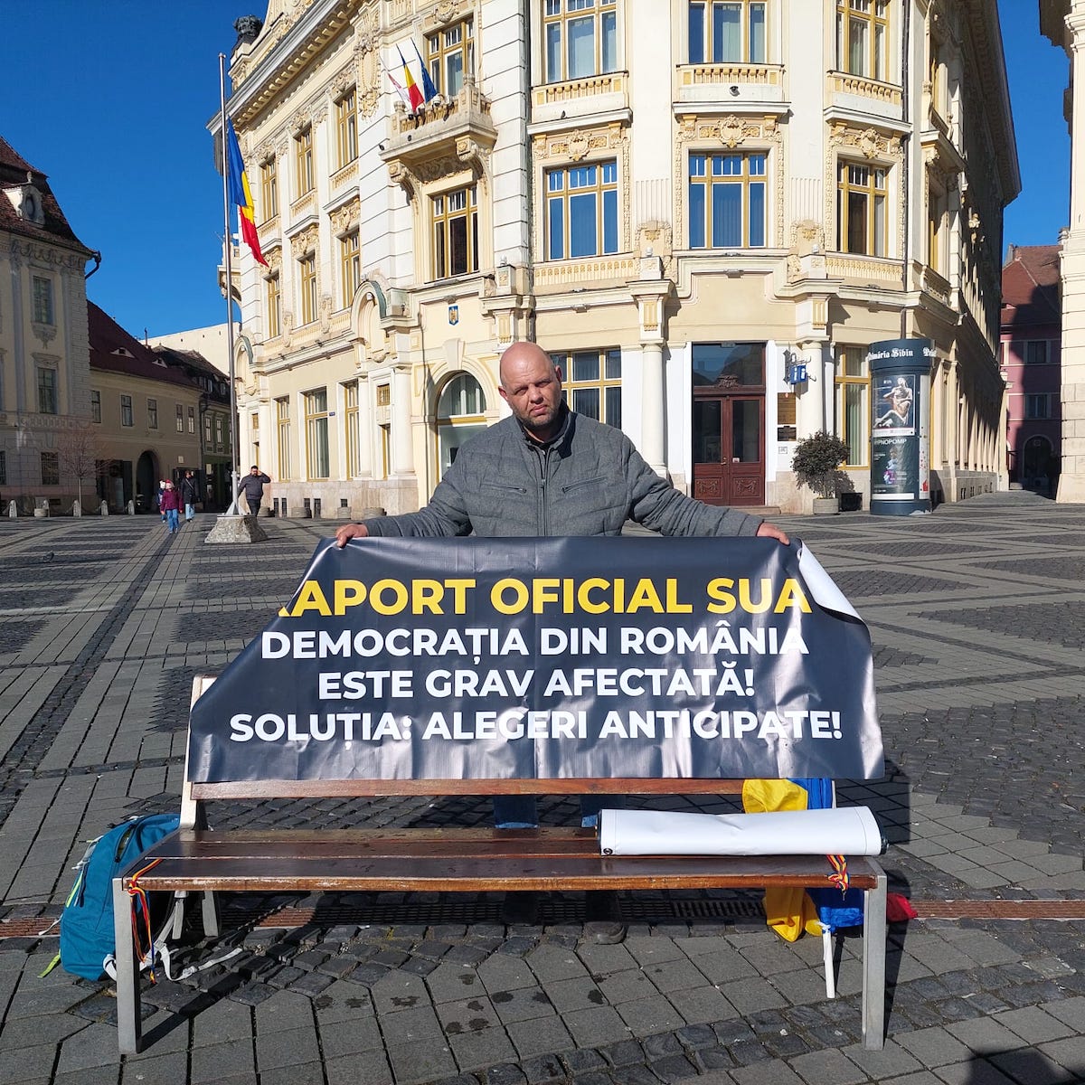 Miting împotriva guvernului în Piața Mare. Inițiator, un casnic din Cisnădie. Cel mult 10 oameni protestează