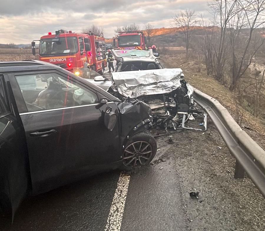 Adolescenta rănită în accidentul mortal de pe DN14, a fost transferată în stare foarte gravă la Spitalul Județean. Medicii sunt rezervați