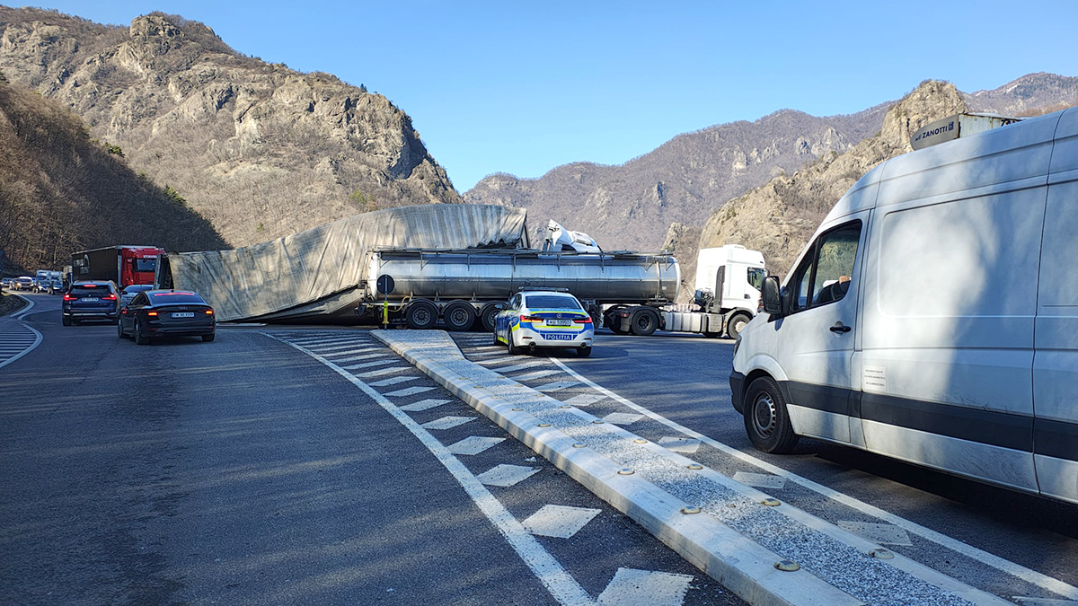 Accident pe DN7, în giratoriul de la Călimănești. Trafic îngreunat