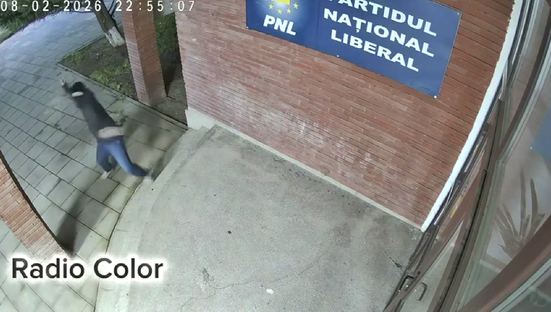 VIDEO Un sibian a distrus geamurile sediului PNL din Deva. Le-a spus polițiștilor că era băut