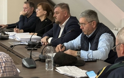 Cartierul Arhitecților va avea grădiniță și creșă pe terenul donat de un dezvoltator imobiliar: în containere deocamdată. Un consilier PNL a votat împotrivă: „Investiți în detrimentul alegătorilor noștri, din Cisnădia vatră”