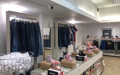 Drujbă cu 150 de lei, cercei cu 5 lei și salopete de iarnă pentru copii cu 68 de lei. Ce mai găsim în magazinul ANAF din Sibiu