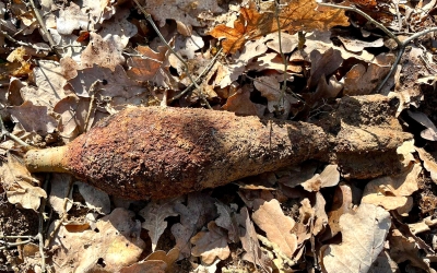 O bombă de aruncător calibru 82 mm, găsită în pădurea Șopa. A intervenit ISU Sibiu