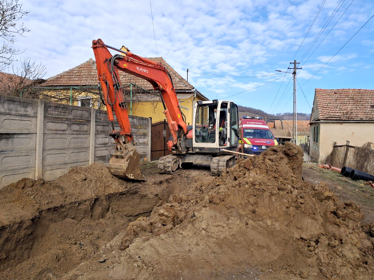 Un bărbat prins sub un mal de pământ, la Buia, a fost salvat de pompieri și transportat la spital / Actualizare