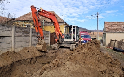 Bărbat prins sub un mal de pământ, la Buia. Intervine SMURD cu două echipaje și elicopterul de la Mureș