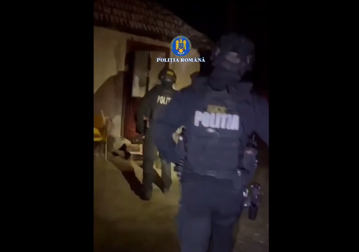 Percheziții acasă la doi tineri cercetați pentru furt calificat. Sunt bănuiți că au sustras mai multe scule și un ied, din curtea unui avrigean