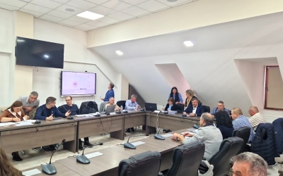 Primăria Cisnădie donează 10.000 de lei unui cisnădian căruia i-a luat foc apartamentul