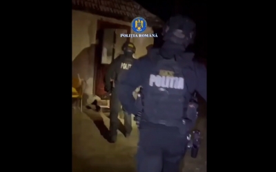Percheziții acasă la doi tineri cercetați pentru furt calificat. Sunt bănuiți că au sustras mai multe scule și un ied, din curtea unui avrigean