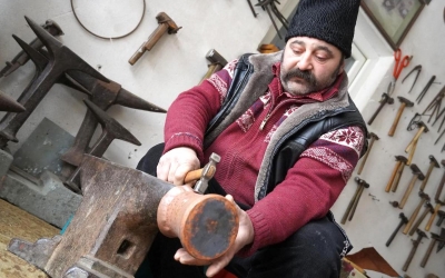 Victor Clopotar din Brateiu, căldărarul care cucerește Viena și New York-ul: „Mă știe lumea ca fiind căldărarul de la Calvin Klein”