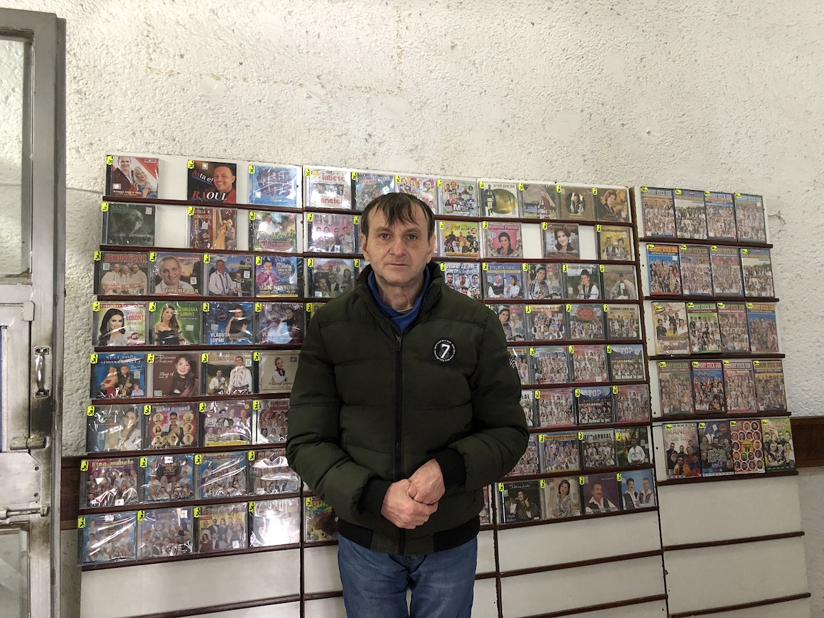 Daniel Oprea, sibianul care vinde de aproape 30 de ani CD-uri, în magazinul Dumbrava:  Îmi place să cred că este o muncă ce mi-a intrat în sânge