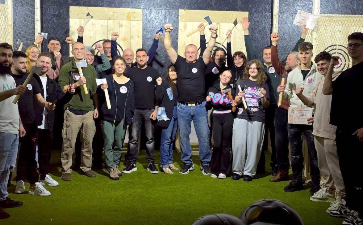 Un sibian care locuiește de 27 de ani în Elveția a deschis primul club de aruncat cu topoare din România. „Pasiunea a început din copilărie, când nu aveam telefoane și tablete”