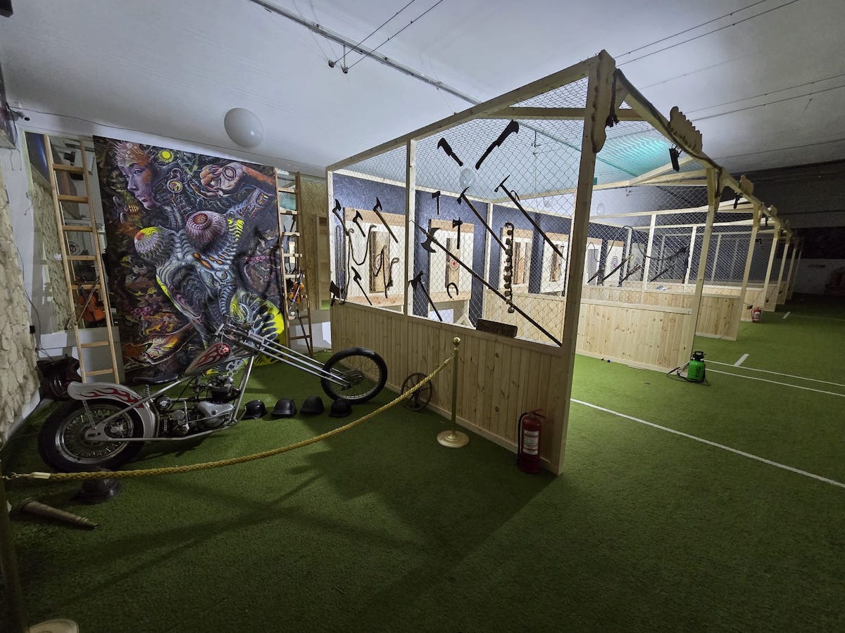 Știrile zilei: Un singur medic din Sibiu a fost de acord să opereze gratuit un om al străzii, maturizare a pieței imobiliare, primul club de aruncat cu topoare din România s-a deschis la Sibiu