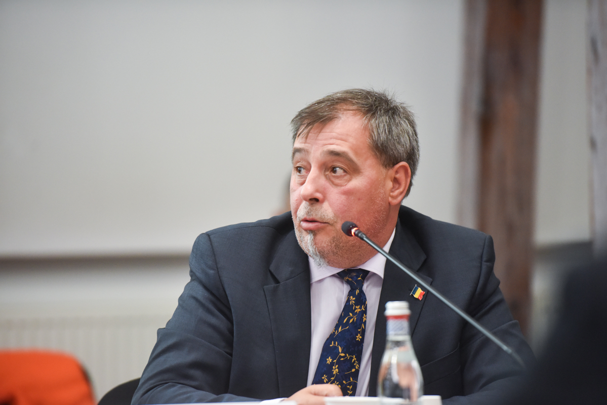 Consilierul local AUR Constantin Dincă se opune proiectului cu blocuri de șase etaje de lângă Lidl-ul de pe strada Rusciorului. Nerespectarea caracterului zonei, traficul intens și afectarea intimității, printre motive