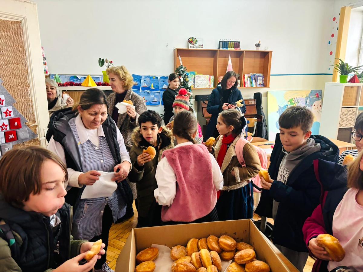 Cum au ajuns elevii sibieni să primească gogoși calde: Nutts & Eggs, o mică afacere locală, a transformat un concurs online într-o competiție între școli. „Ne-am dorit ca ziua de luni să înceapă cu un zâmbet ”