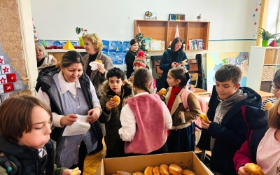 Cum au ajuns elevii sibieni să primească gogoși calde: Nutts & Eggs, o mică afacere locală, a transformat un concurs online într-o competiție între școli. „Ne-am dorit ca ziua de luni să înceapă cu un zâmbet ”