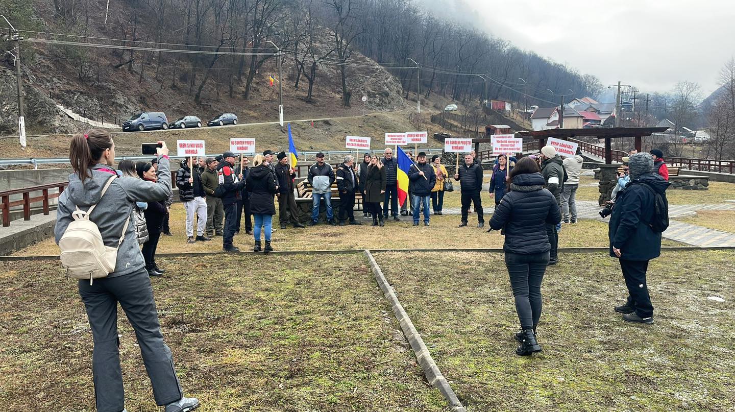 Locuitorii comunei Perișani din Vâlcea au protestat împotriva distrugerilor cauzate de constructorul autostrăzii Sibiu-Pitești