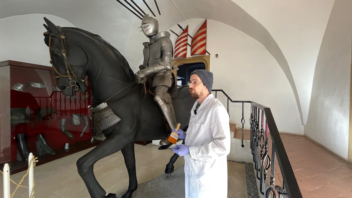 Pauza de curățenie la Muzeul de Istorie: Cum ștergi praful de pe o armură de secol XIX, originară din Transilvania