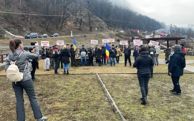 Locuitorii comunei Perișani din Vâlcea au protestat împotriva distrugerilor cauzate de constructorul autostrăzii Sibiu-Pitești