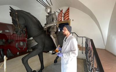 VIDEO Pauza de curățenie la Muzeul de Istorie: Cum ștergi praful de pe o armură de secol XIX, originară din Transilvania