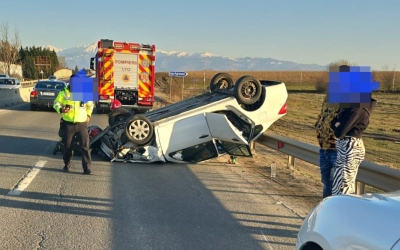 Mașină răsturnată pe DN1, în zona Șelimbăr. Două vehicule implicate, un șofer nu s-a asigurat la schimbarea benzii