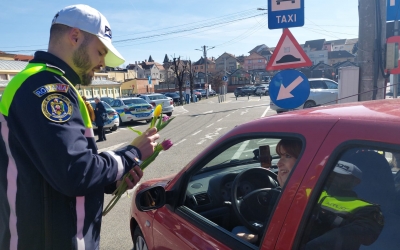 De 1 Martie, polițiștii sibieni au oferit flori și mărțișoare șoferițelor