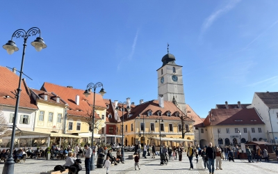 Știrile weekend-ului: Fără reduceri de personal la Primăria Sibiu, un grup de pasionați ai muntelui au ridicat o cabană de la zero, petrecerile care au dat viață Orașului de Jos revin și anul acesta