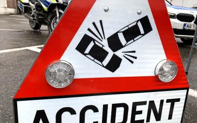 Un șofer băut nu s-a asigurat la plecare și a intrat într-o mașină care circula regulamentar, apoi a fost proiectat într-un vehicul parcat