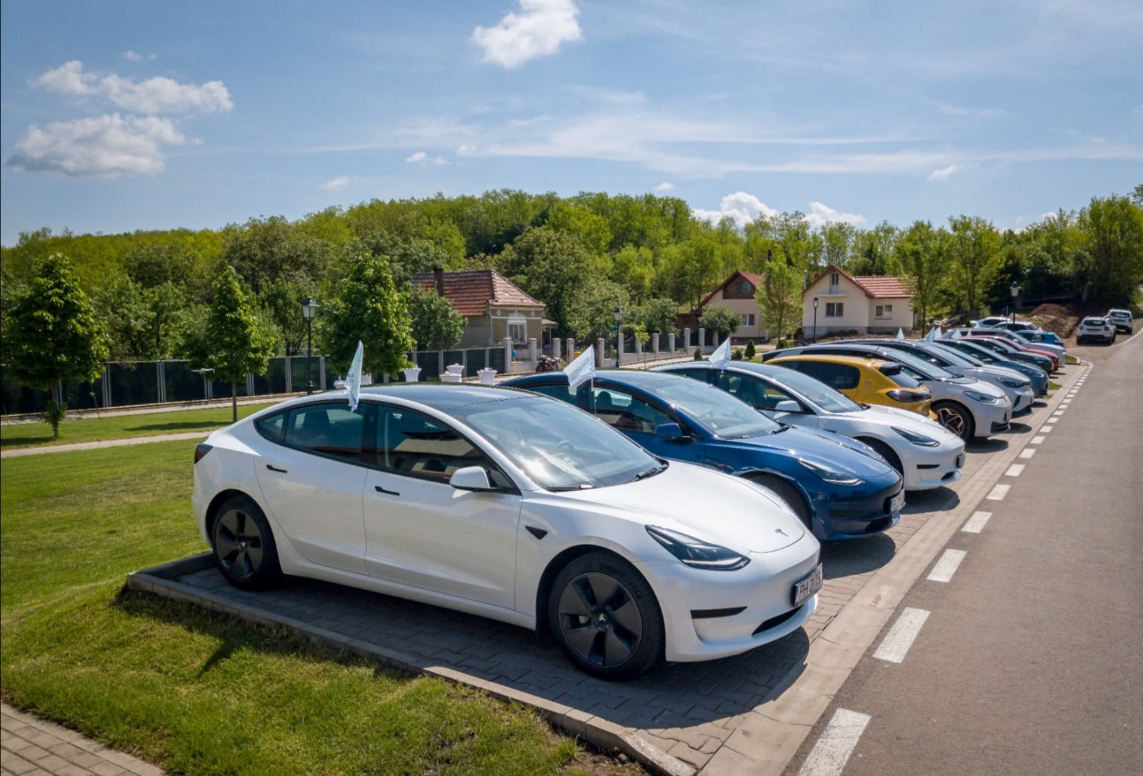 masini tesla