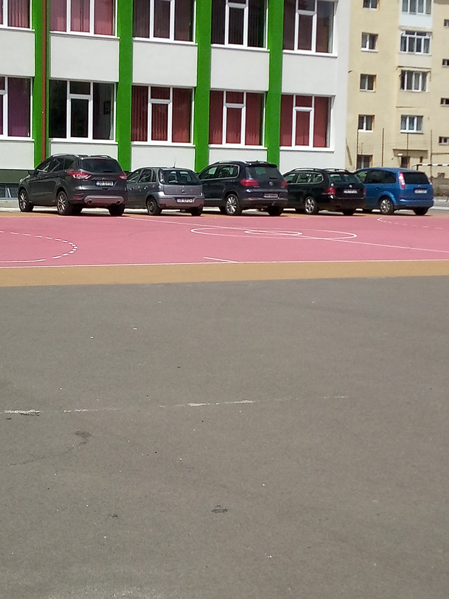 Masini parcate la liceul noica