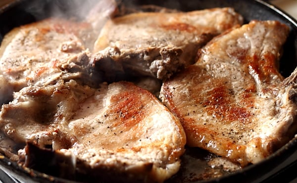 cotlete-de-porc-in-sos-de-vin-rosu2-1e5m