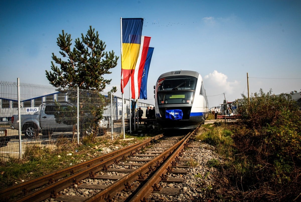 Trenul pentru care sunt cerute documentațiile ar urma să folosească infrastructura existentă. Foto: arhiva turnulsfatului.ro