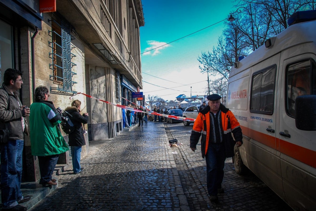 femeie omorata ornament cazut cladire (2) (Copy)