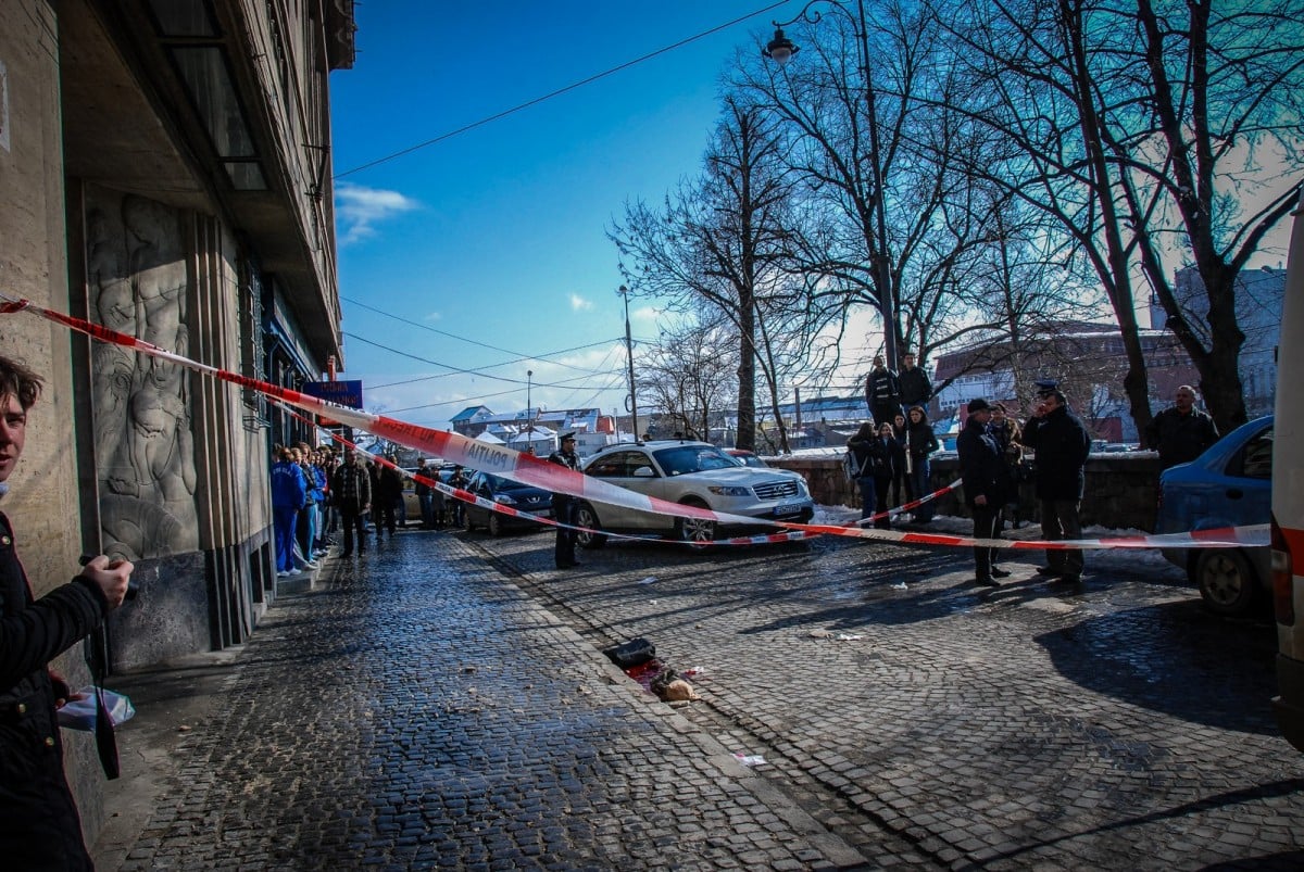 femeie omorata ornament cazut cladire (3) (Copy)