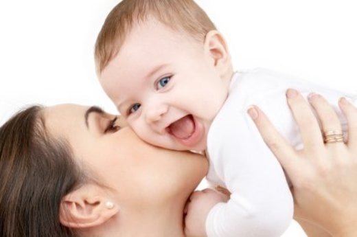 new-mum-with-her-new-born-vmkd