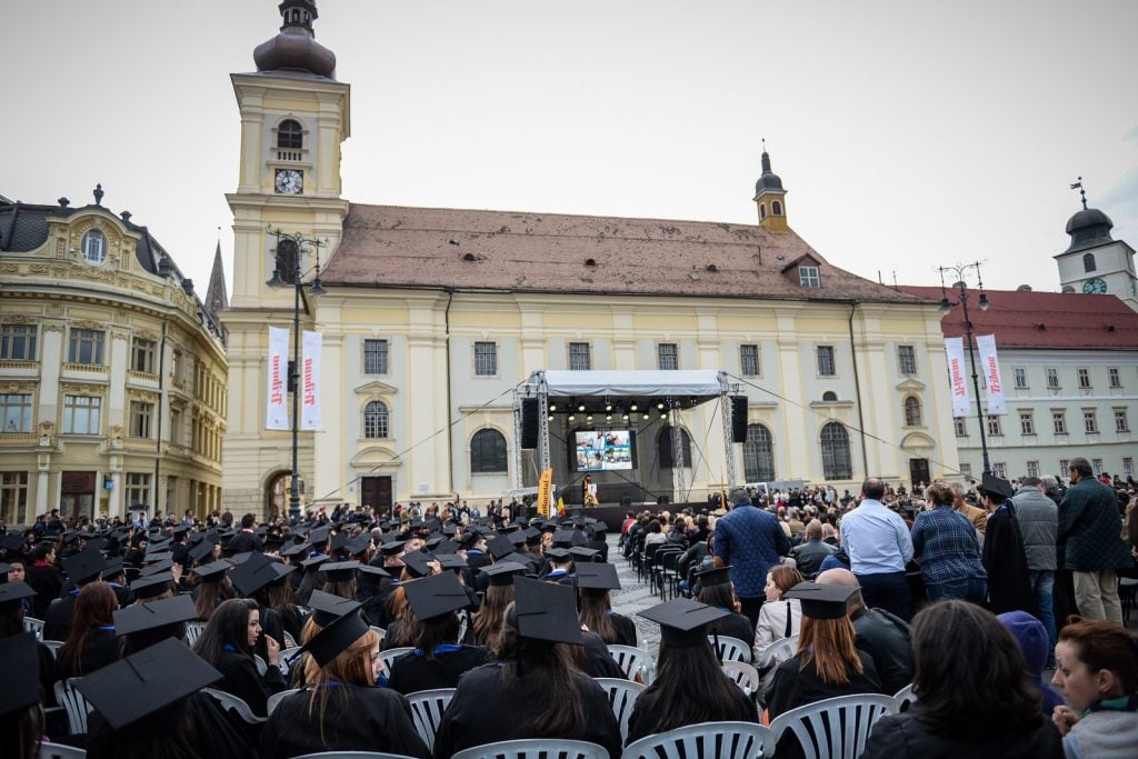 piata-mare-absolventi-ulbs-studenti-3-copy-1zig