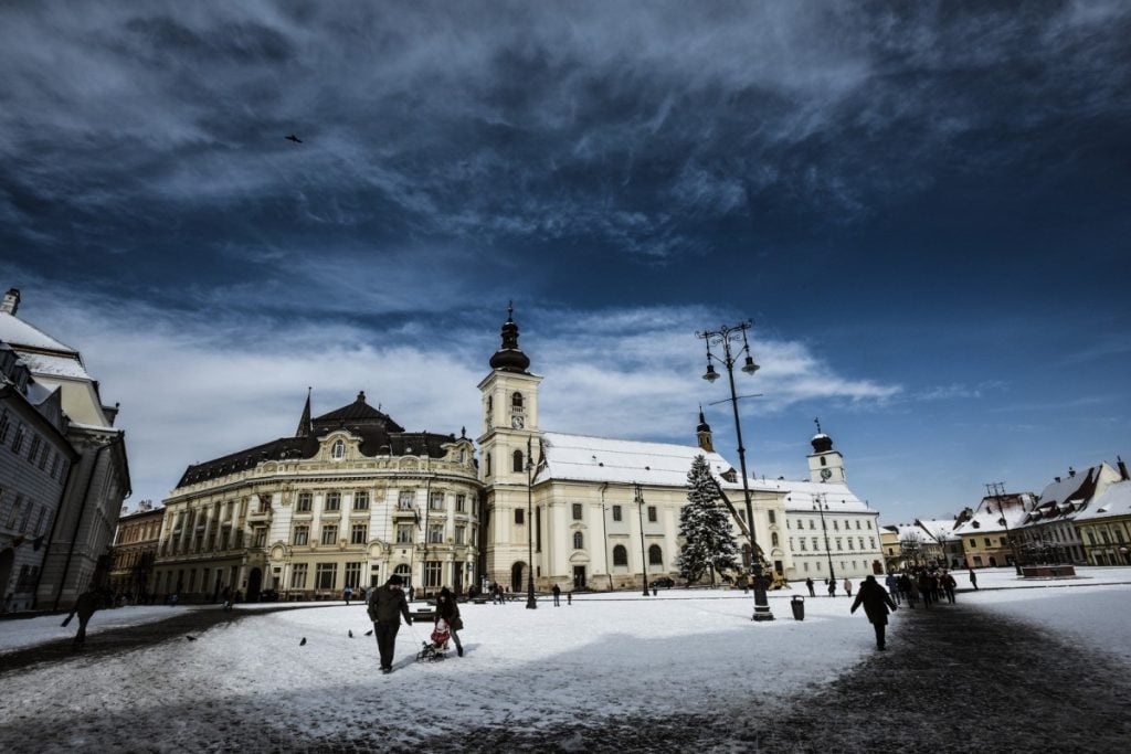 piata-mare-iarna-brad-craciun-2-znxg