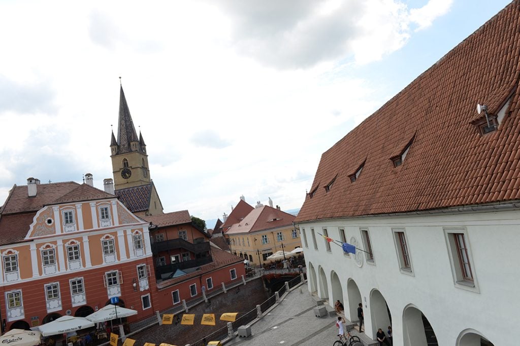 sibiu-piata-mica-biserica-evanghelica-casa-artelor3-lxkv