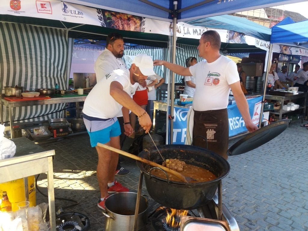2017-08-12-1-la-masa-in-piata-mica-cu-20-de-lei-52175-ijsz