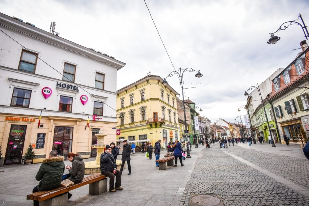 În plan secund se vede clădirea care a aparținut familiei Floașu. Sursa foto: Turnul Sfatului