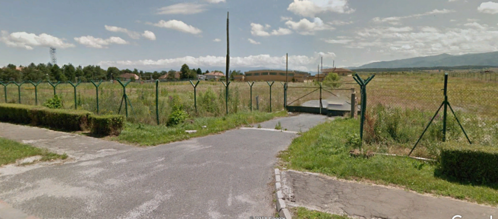 Noua unitate militară va fi construită pe un teren de cinci ha aflat lângă Aeroportul Internațional Sibiu. Sursa foto: captură Google Street View