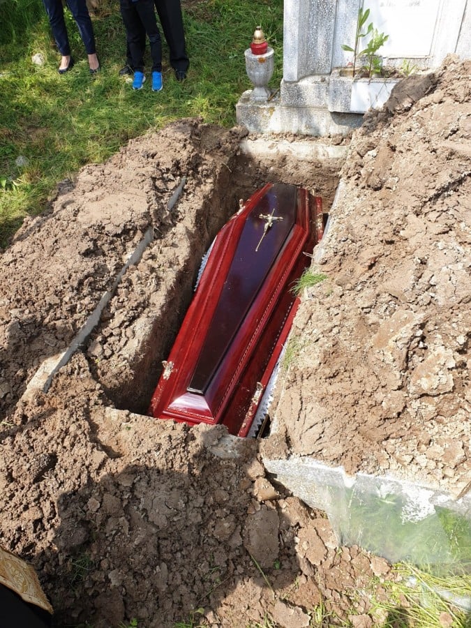 sicriu groapa cimitir sibiu