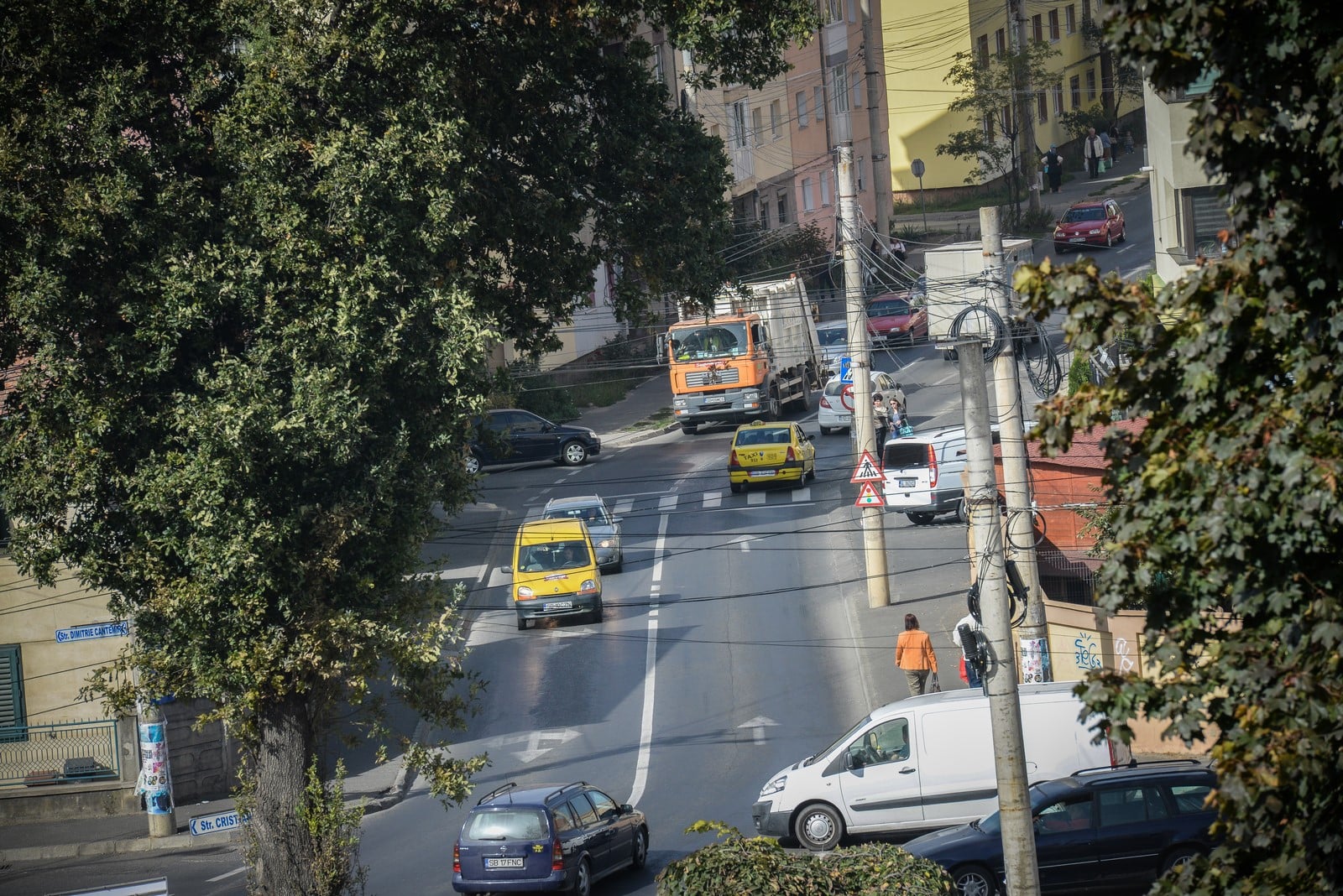 Primăria apreciază că, după eliminarea stâlpilor cu cabluri se va putea face loc pentru o nouă bandă de circulație pe strada Maramureșului. Foto: turnulsfatului.ro