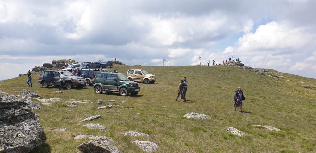 Un adevărat festival motorizat are loc în fiecare sfârșit de săptămână în aria naturală protejată Iezerele Cindrelului. Foto: cititor turnulsfatului.ro