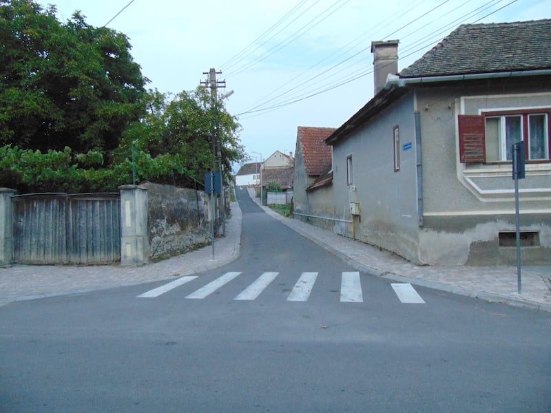 FOTO-Indicatoare amplasate neclar în Avrig, semnalate de un turist nemulțumit